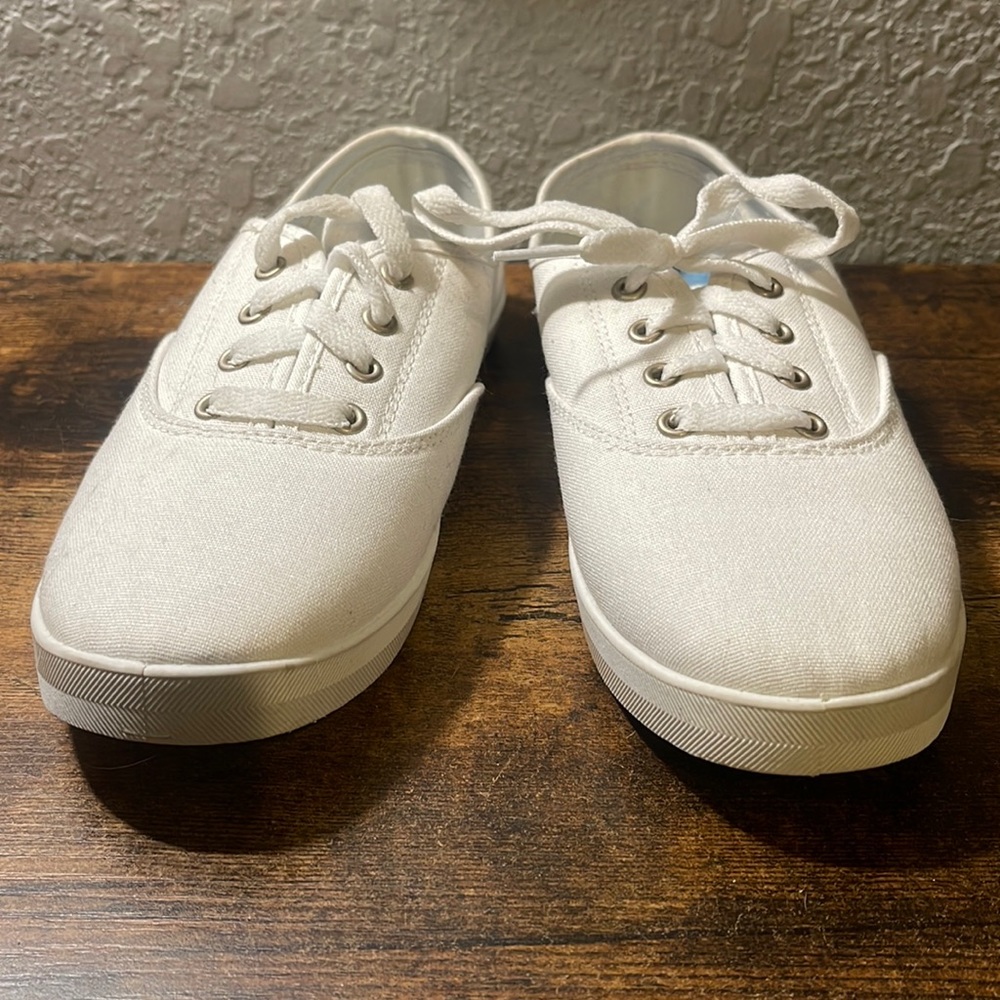 Time and true plain white shoes size 7